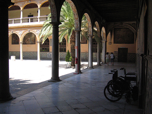 A patio with wheelchairs at Granada's Hospital